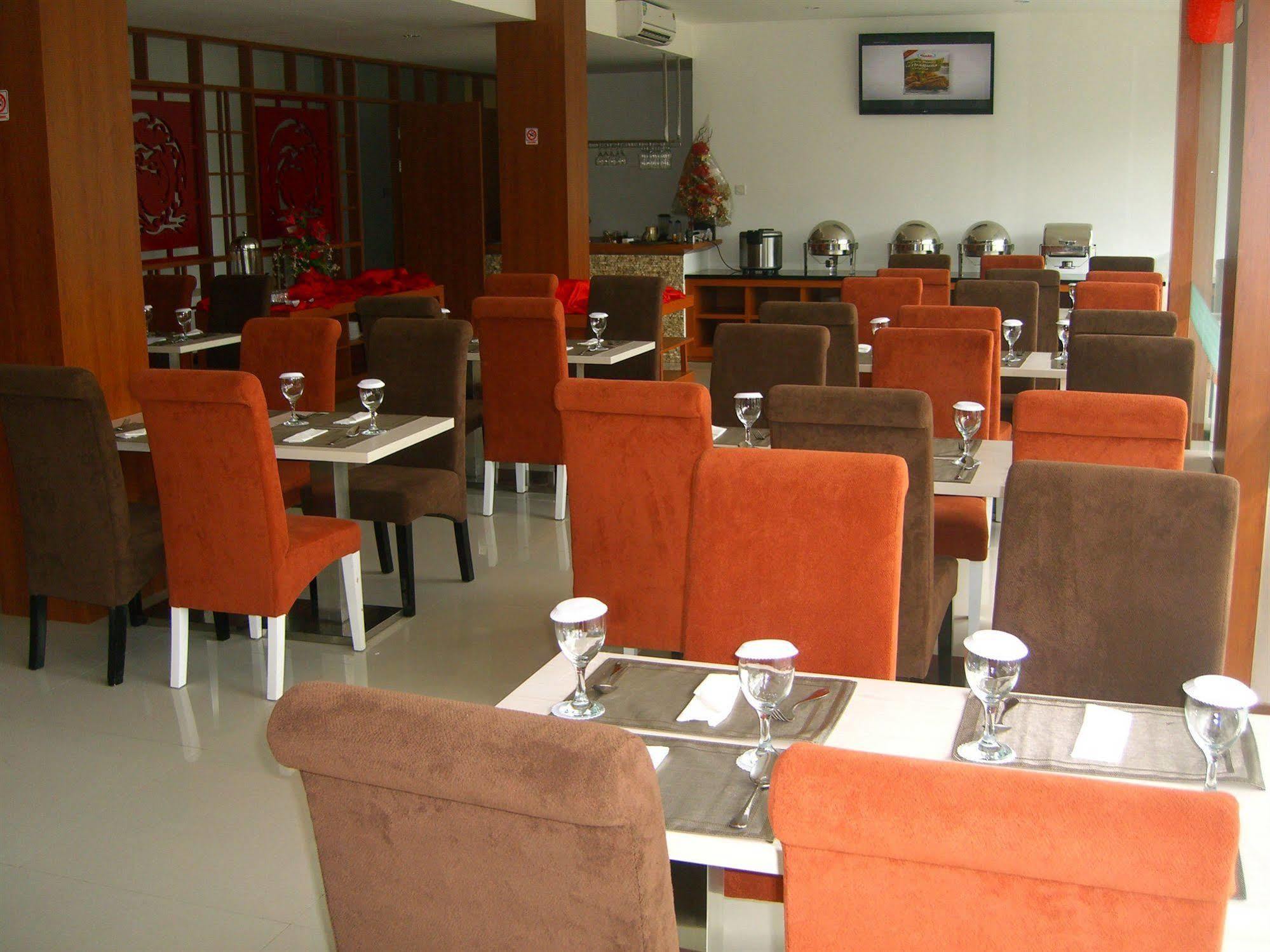 Dragon Inn Kendari Exteriör bild